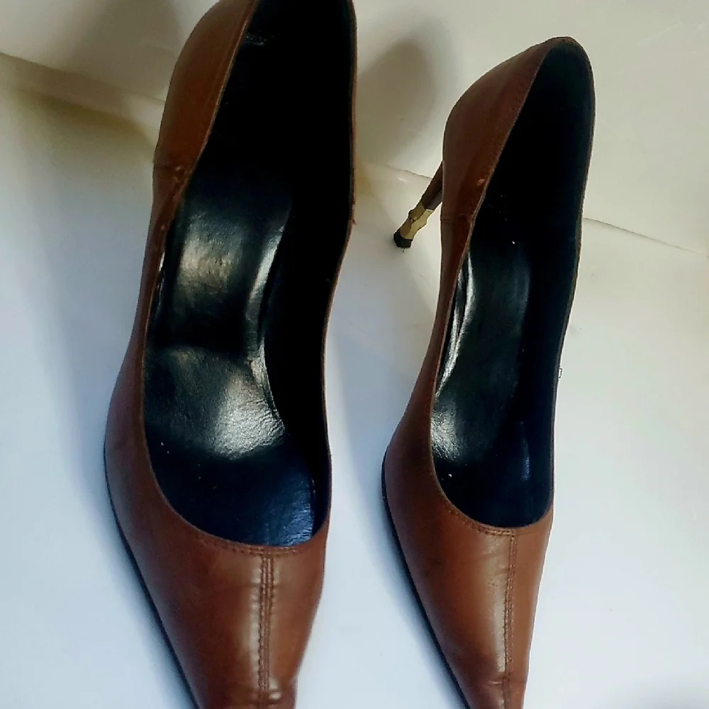 Authentic Gucci Brown Leather Pointed Toe Pumps With Gold Heel Accent, Size 9.5B - Picture 4 of 11